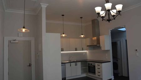 Chic 2BR Thorndon Apt w/Balcony & Central Heating - Photo 3