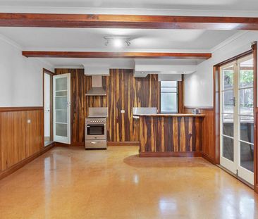 Charming Family Home in Quiet Street - Photo 3