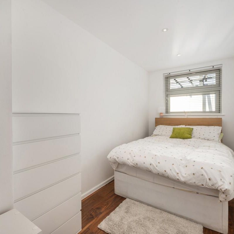 2 bedroom flat in London - Photo 1