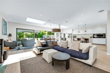 5 bedroom detached house to rent - Photo 4