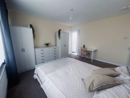 4 bedroom flat to rent - Photo 3