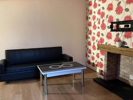 4 bedroom end of terrace house to rent - Photo 2