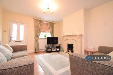 2 bedroom end of terrace house to rent - Photo 2