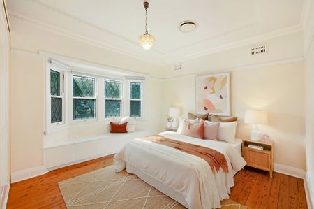 Modern comfort with period features in a sought after Hamilton South location - Photo 3