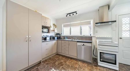 3BR Home with Ample Parking, Pets negotiable - Photo 3