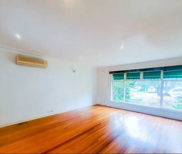 SPACIOUS FAMILY HOME IN A QUIET COURT LOCATION - Photo 6