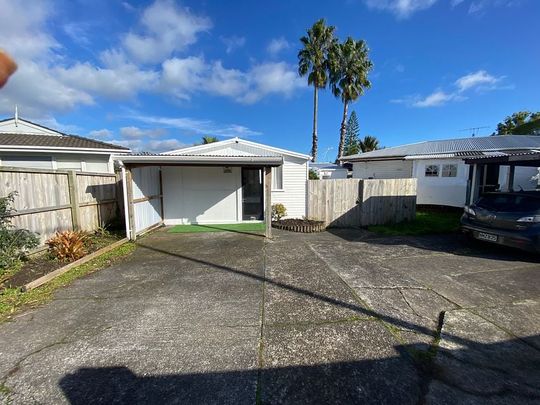 Ready to move in furnished 2BR Home in Glen Eden! - Photo 1