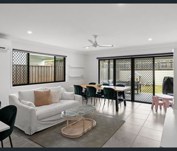 Lovely family home with multiple living areas and great backyard! - Photo 2