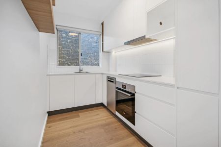 Renovated apartment with lock-up garage moments from Glebe Village - Photo 4