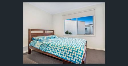 Fantastic opportunity to rent a three storey townhouse! - Photo 3