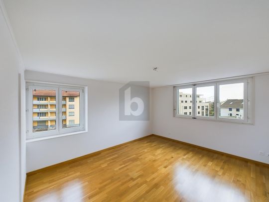 GENEROUSLY SITUATED IN A CENTRAL LOCATION - Foto 1