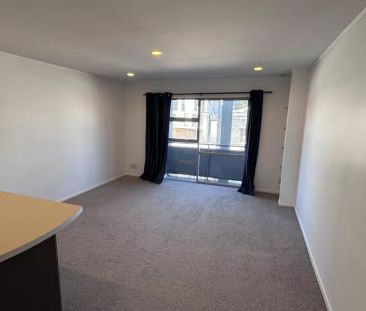 Spacious Two-Bedroom City-Fringe Apartment with Two Car Parks - Photo 5