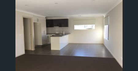 Well maintained 3 bedroom , 2 bathroom home! - Photo 2