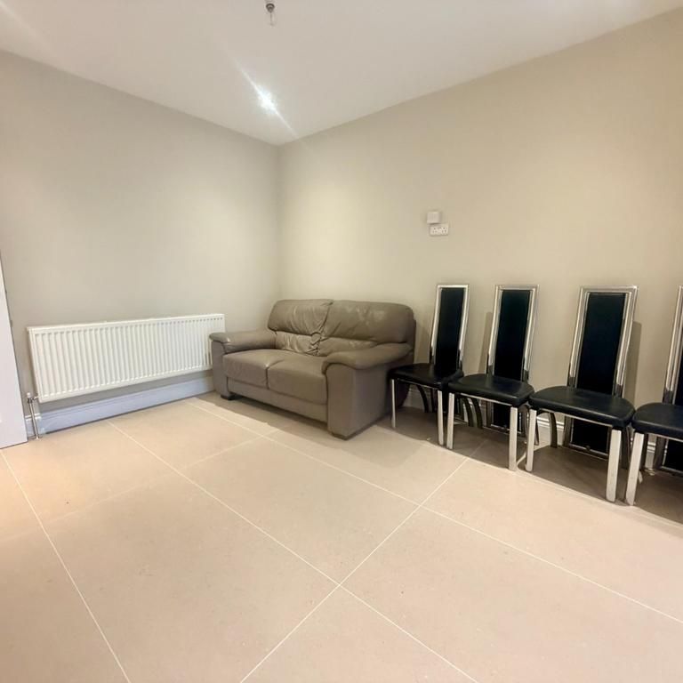 5 bedroom semi-detached bungalow to rent - Photo 1