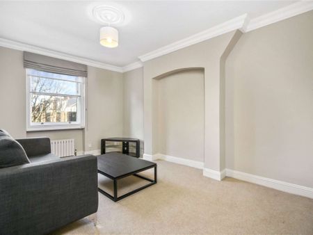 This well presented one bedroom property benefits from natural light and is situated in the heart of Chelsea. The property is moments away from all the amenities of the Fulham Road. - Photo 2