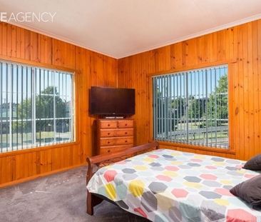 Quiet, warm & welcoming with VIEWS! - Photo 3