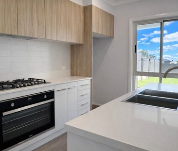 Brand New Luxury 5-Bedroom Family Home in Riverstone - Photo 5