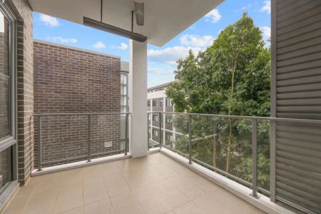 Beautiful Top Floor Two-Bedroom Apartment in Quiet Location - Photo 5