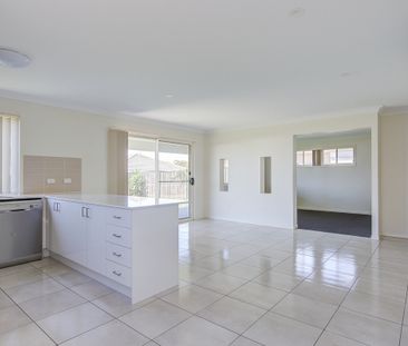 Spacious Family Home In Big Sky Estate Coomera. - Photo 6