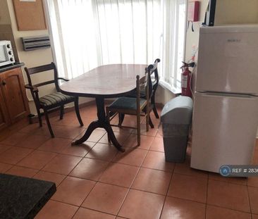 1 bedroom in a house share to rent - Photo 5