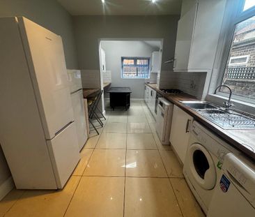 4 bedroom terraced house to rent - Photo 6