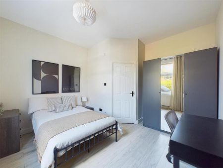 1 bedroom in a house share to rent - Photo 2