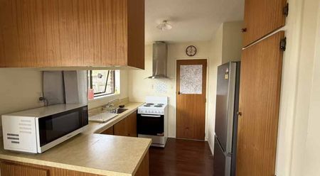 Sunny & Tidy Two-Bedroom Unit – St Albans - Photo 3