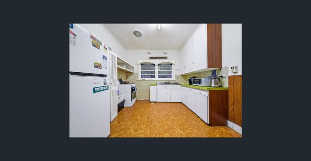 Three-bedroom family house in the heart of Springvale - Photo 1