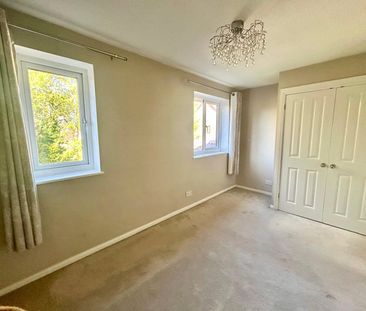 Swaledale Gardens, Fleet, Hampshire, GU51 - Photo 2