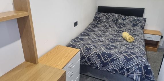 1 bedroom in a flat share to rent - Photo 2