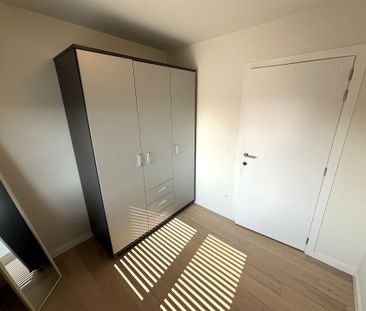 Prachtig 2-slaapkamer appartement en autostaanplaats en fietsenberging - Photo 3