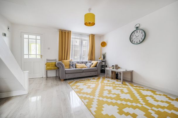 Holmcroft, CRAWLEY - Photo 1