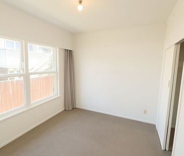 Tidy 2 bedroom brick and tile - Photo 4