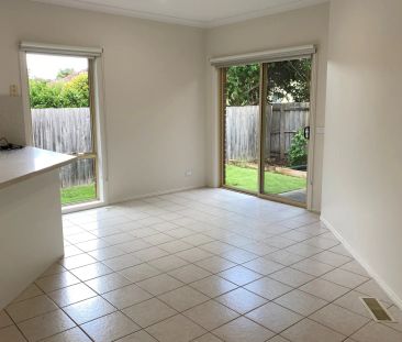 2/9 Koonawarra Street, - Photo 1