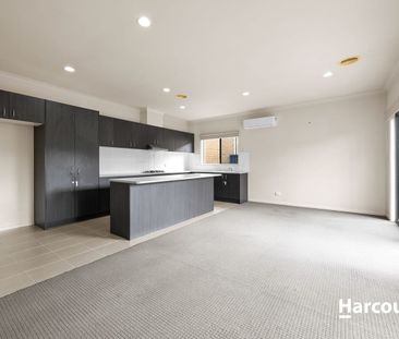 Comfortable Living in the Heart of Lakeside - Photo 4