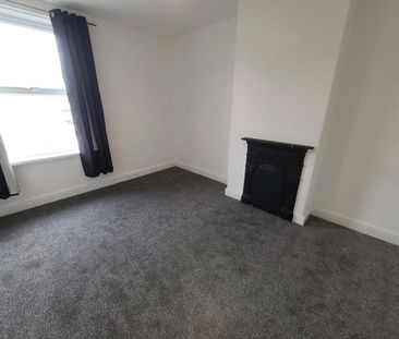2 bedroom end of terrace house to rent - Photo 2