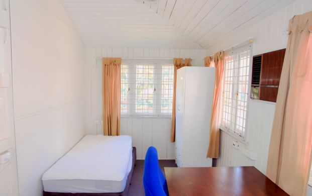 5 Bedroom 2 Bathroom(Whole Apartment) - Photo 1