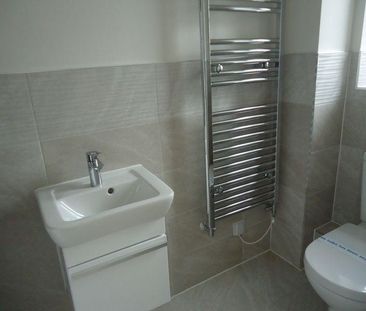 3 bedroom semi-detached house to rent - Photo 5