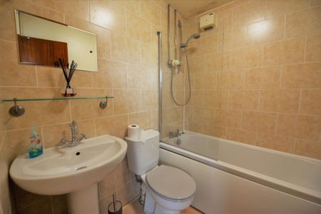 1 bedroom Flat in Abbeydale Grove, Leeds - Photo 2