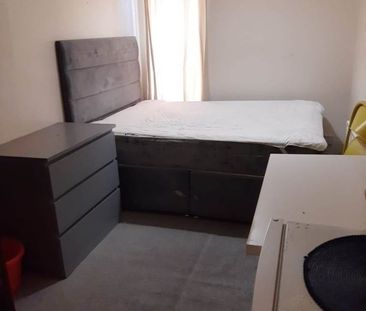 Room in a Shared Flat, Knights Hill, SE27 - Photo 1