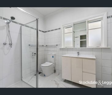 Charming Home - Photo 6