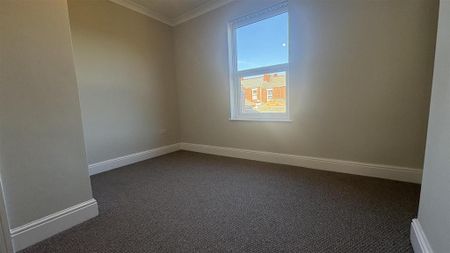 2 bedroom end of terrace house to rent - Photo 4