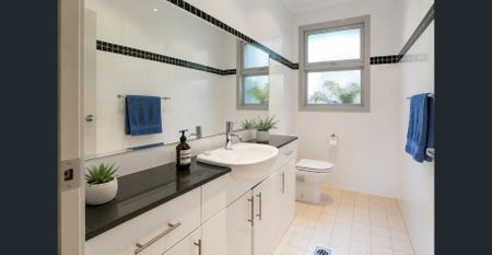 STUNNER!!! THE PERFECT FAMILY HOME!!! - Photo 4