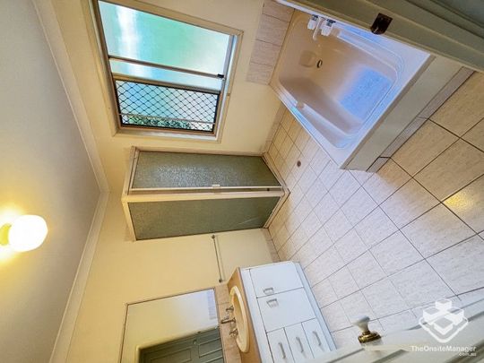 GREAT LOCATION AIR CONDITIONED TOWNHOUSE - Photo 1