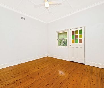 Charming Garden Cottage - Moments From Stanmore Station - Photo 3