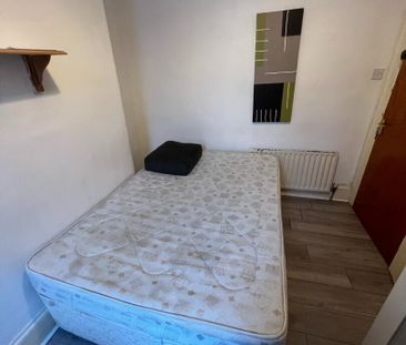 Room 3 7 Eglantine Gardens, BT96EZ, Belfast - Photo 3