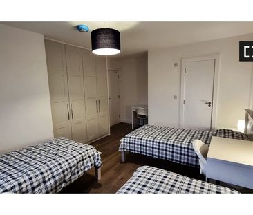 Bed in a triple for rent in a 7-bedroom apartment in Dublin - Photo 6