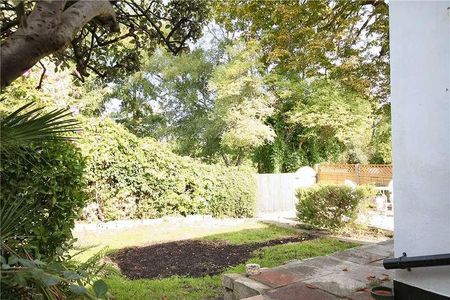 Eastdean Avenue, Epsom, Surrey, KT18 - Photo 2