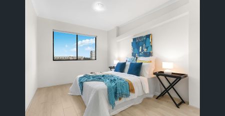 Lightly updated tenth floor apartment in a highly sought-after location - Photo 5