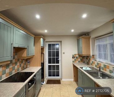 3 bedroom semi-detached house to rent - Photo 6